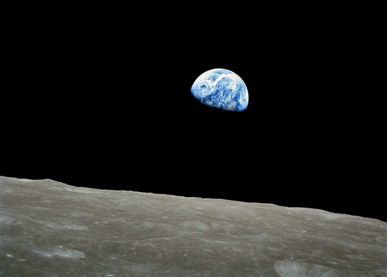 Earthrise as seen from Apollo 8, December 24, 1968. By NASA / Bill Anders [Public domain], via Wikimedia Commons